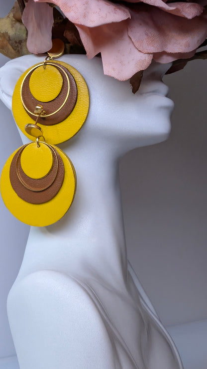 Boucles d'oreilles artisanales Solaris inspirées par l'éclat du soleil,photo mise en scene sur vase buste