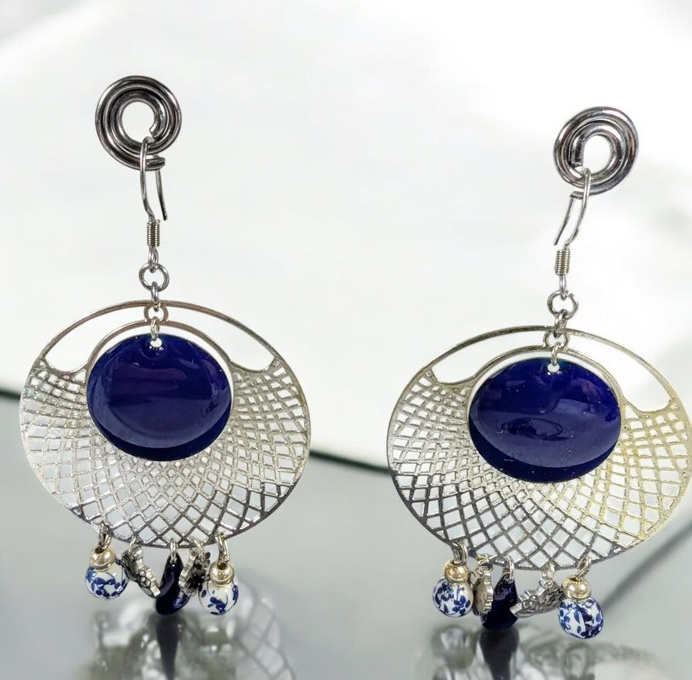 Boucles d’oreilles Jardin d’Azur en acier inoxydable avec sequins bleu azur, perles en céramique blanche et breloques feuilles.