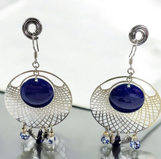 Boucles d’oreilles Jardin d’Azur en acier inoxydable avec sequins bleu azur, perles en céramique blanche et breloques feuilles.