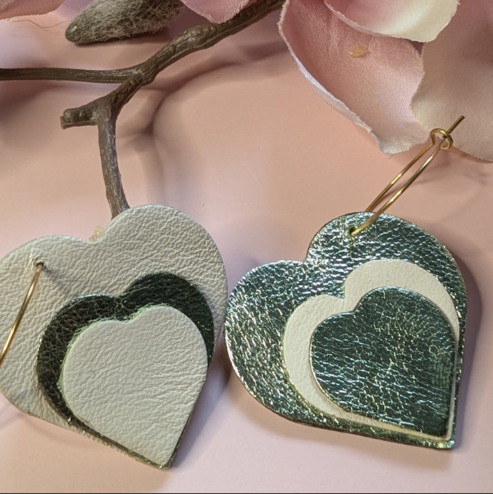 Boucles d’oreilles en cuir blanc et vert en forme de cœur, modèle Evanéa