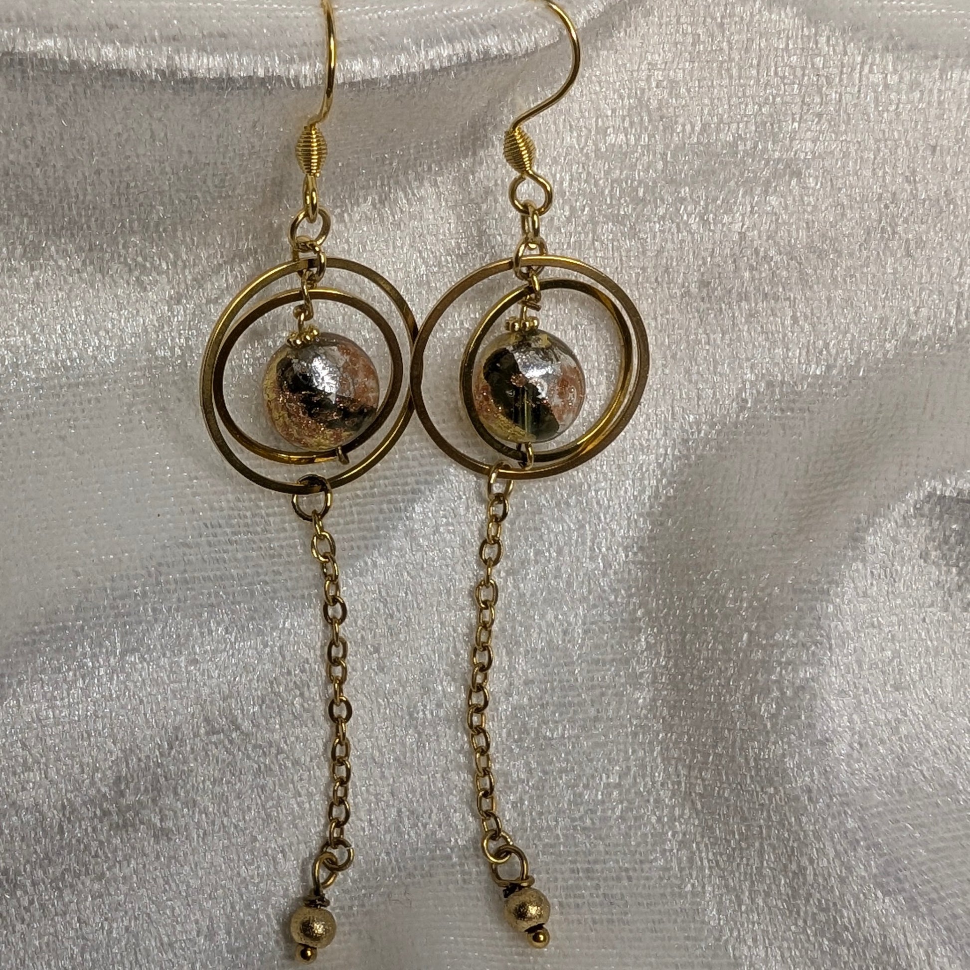 Boucles d’oreilles artisanales Vénézia en laiton doré avec perle en verre soufflé de Murano et chaînette, assorties au collier Vénézia – I Mie Mani Créations