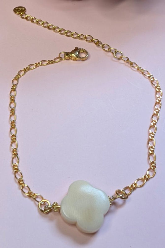 Bracelet doré Cléa en acier inoxydable avec perle de tagua naturelle blanc cassé– bijou fin et élégant