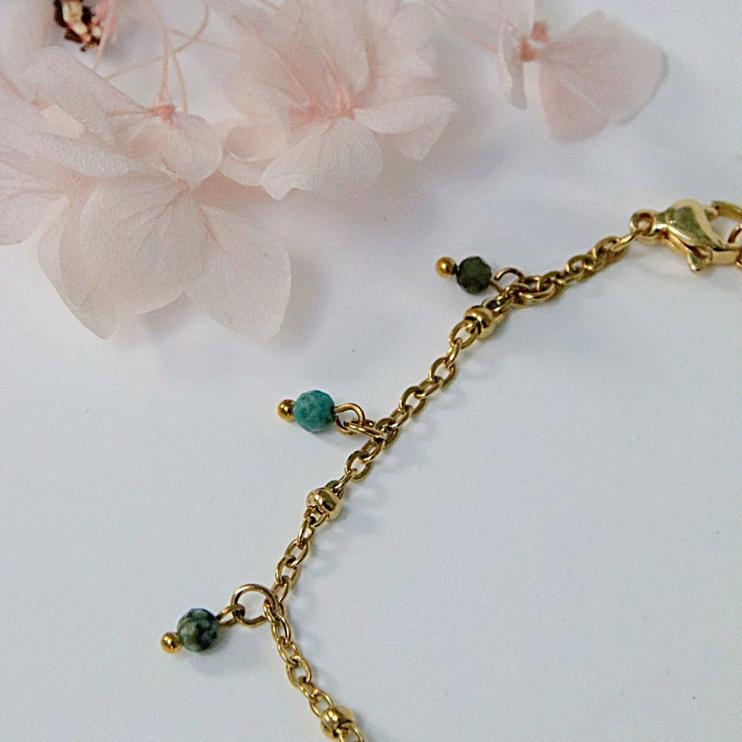 Bijou artisanal Delphia, bracelet élégant avec petites boules et pierres fines