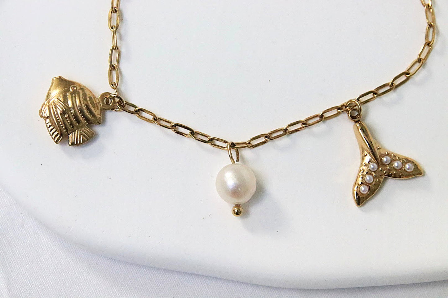 Bracelet Talysa en maille ovale fine avec charms poisson et perles d’eau douce