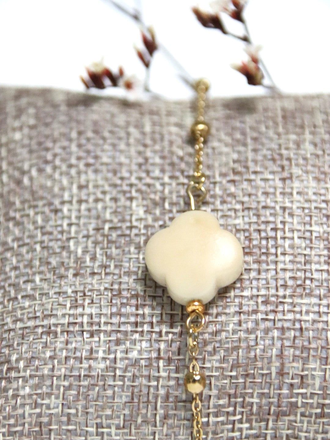 Bracelet doré Cléa en acier inoxydable avec perle de tagua naturelle blanc cassé – bijou fin et élégant.
