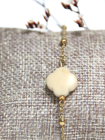 Bracelet doré Cléa en acier inoxydable avec perle de tagua naturelle blanc cassé – bijou fin et élégant.