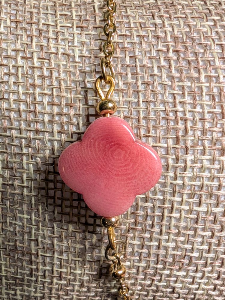 Bracelet doré Cléa en acier inoxydable avec perle de tagua naturelle rose – bijou fin et élégant.