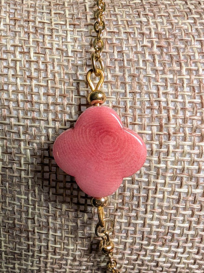 Bracelet doré Cléa en acier inoxydable avec perle de tagua naturelle rose – bijou fin et élégant.