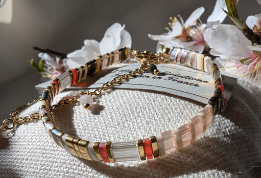 Mise en scène printanirère du bracelet Eclats Liés Roés, révélant ses nuances naturelles et son éclat subtil.