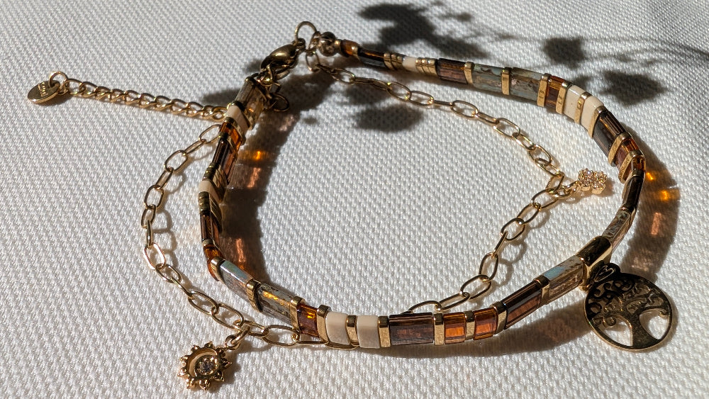 Bracelet Éclats Liés couleur café deux bracelets en un, pour un look tendance et raffiné.