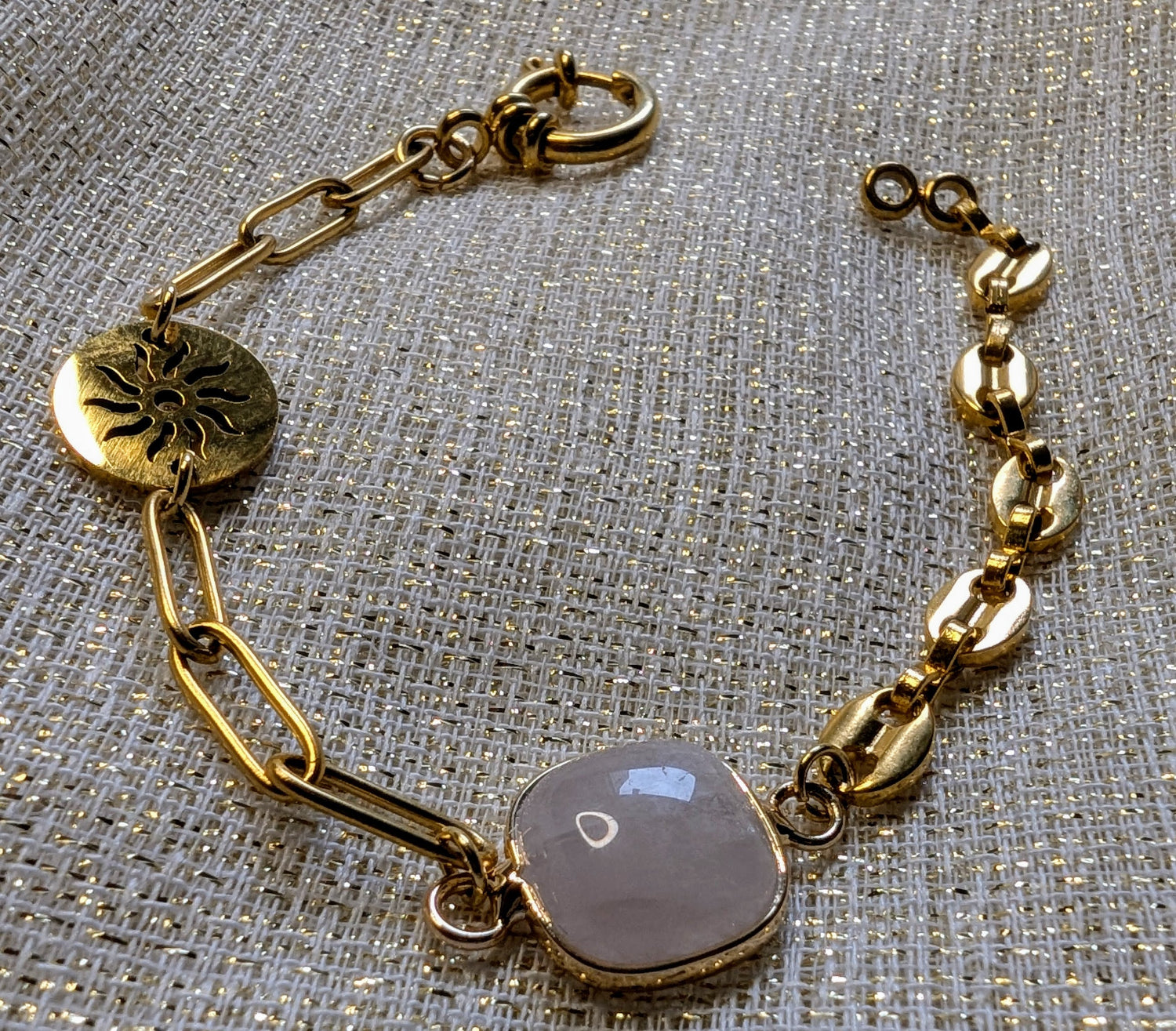 bracelet solaire femme avec soleil doré et pierre naturelle de quartz rose