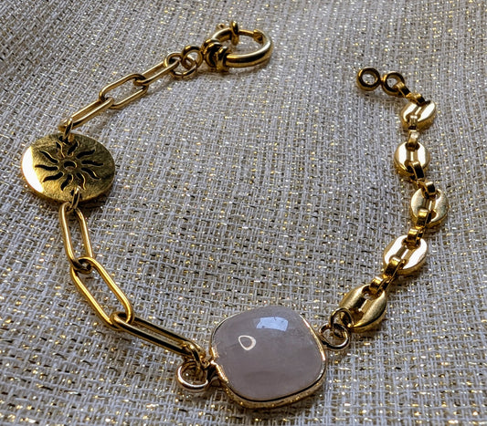 bracelet solaire femme avec soleil doré et pierre naturelle de quartz rose