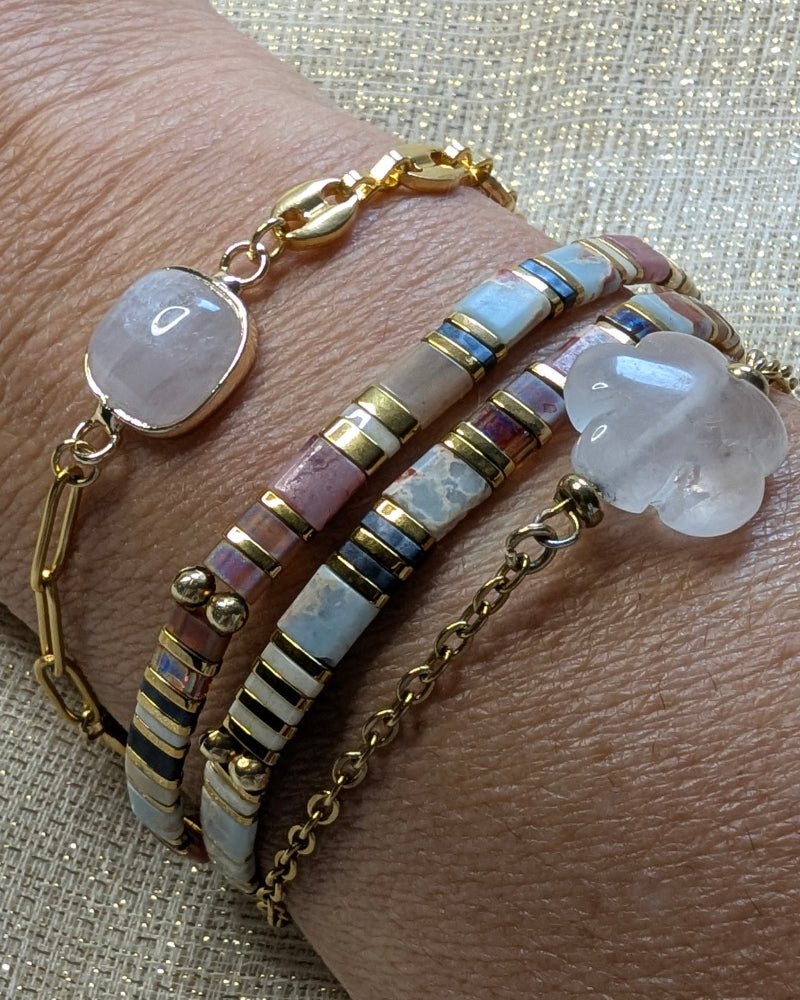 bracelet femme ajustable quartz rose et connecteurs dorés. Porté au poignet en accumulation.