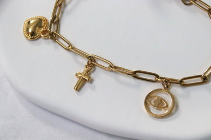Bracelet Erina aux bords arrondis, charms croix, cœur et œil, style moderne