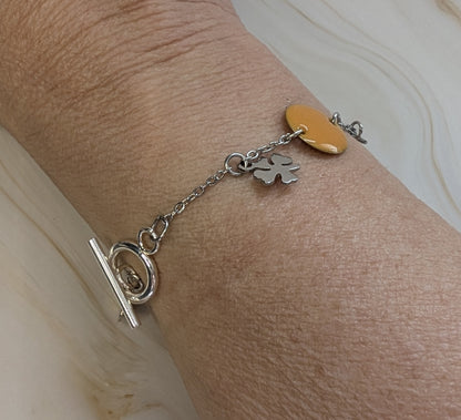 Bracelet Floréale porté au poignet, apportant une touche élégante et printanière à une tenue décontractée.

