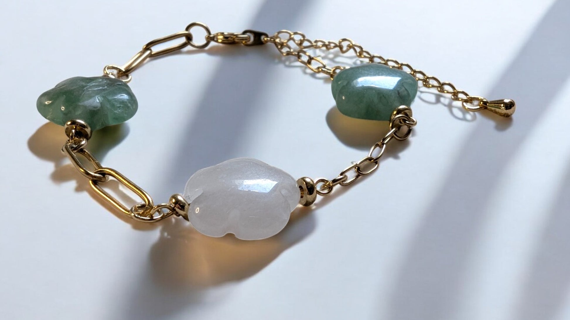 Bracelet Iséa en gros plan, mettant en avant l’amazonite, le quartz naturel et les chaînes en acier inoxydable doré.