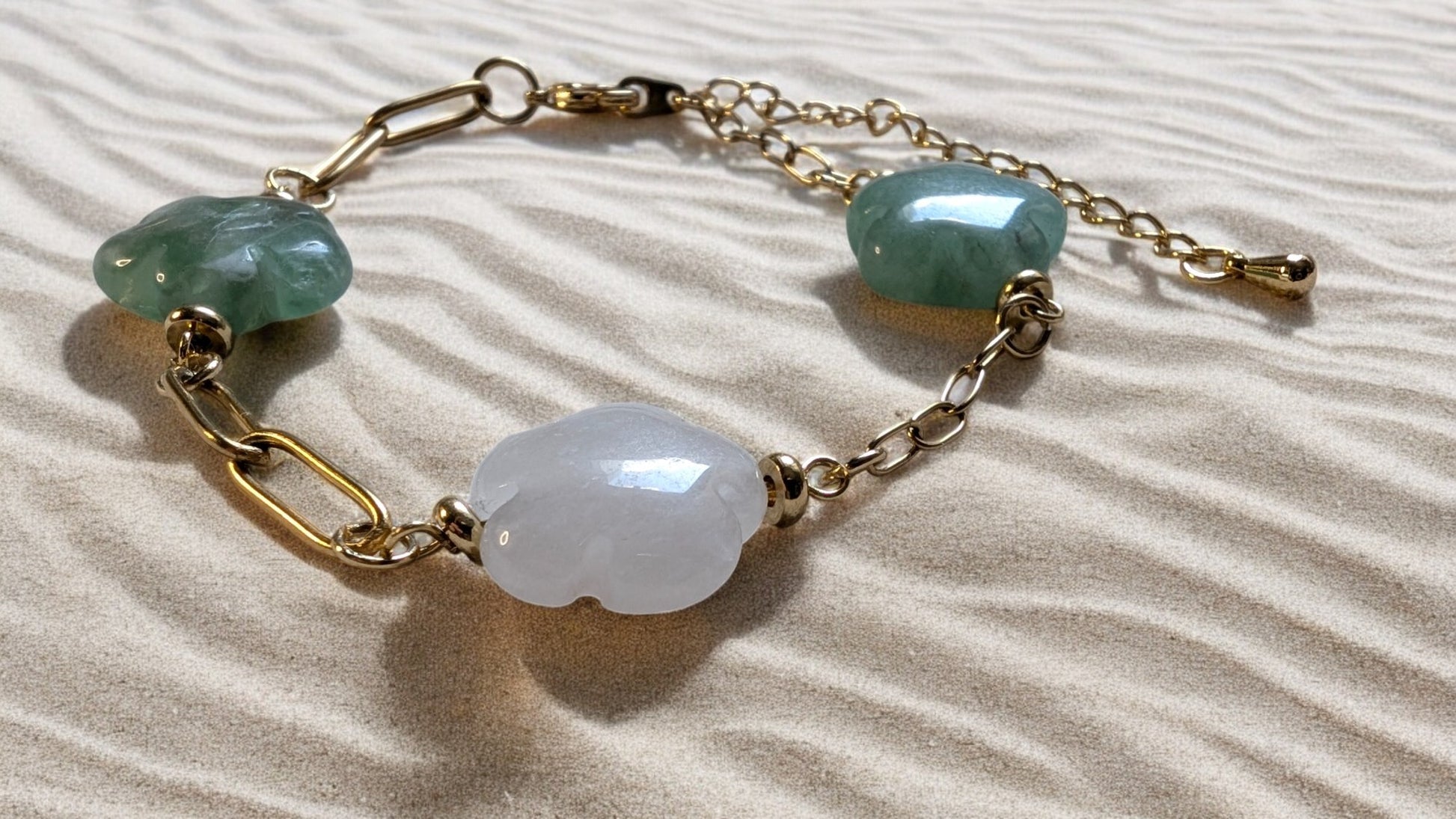 Profil du bracelet Iséa en pierres naturelles, une touche délicate et poétique. Arrier plan sable