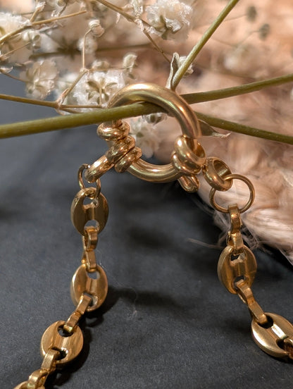 Zoom sur le fermoir bouée et les mailles grains de café du bracelet Jadéa