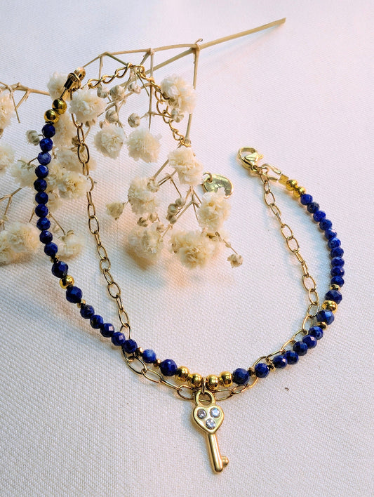 Bracelet Liora en perles bleues  à facettes et dorées rondes avec pendentif clé