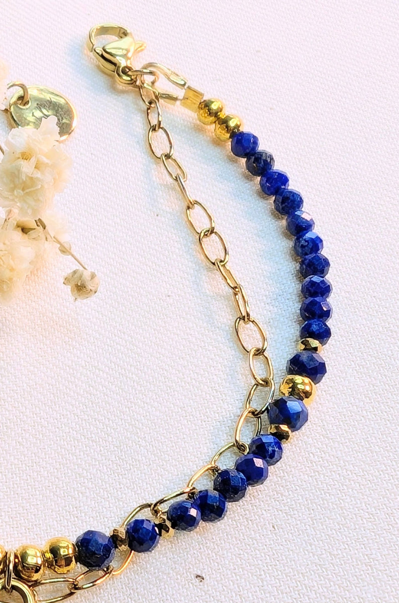 Zoom sur les perles rondes à facettes bleues et dorées du bracelet Liora