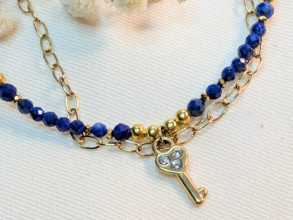 Zoom sur le pendentif clé strass du bracelet Liora en acier inoxydable