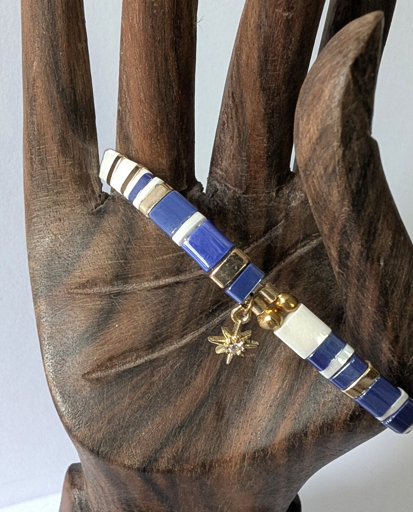 Bracelet Perles du Japon Blanc Bleu breloque étoile. Parfait pour une allure légère et sophistiquée.