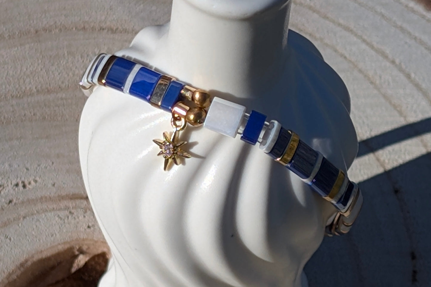 Bracelet Perles du Japon Blanc Bleu breloque étoile. Parfait pour une allure légère et sophistiquée.