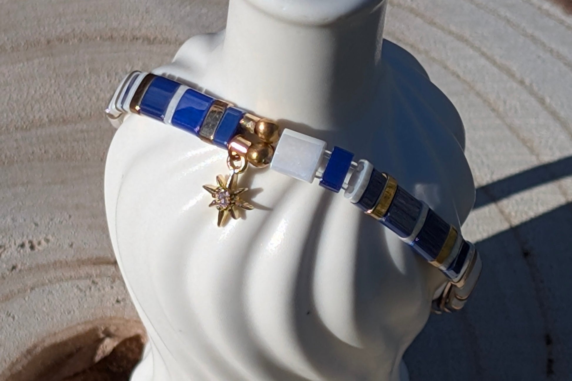 Bracelet Perles du Japon Blanc Bleu breloque étoile. Parfait pour une allure légère et sophistiquée.