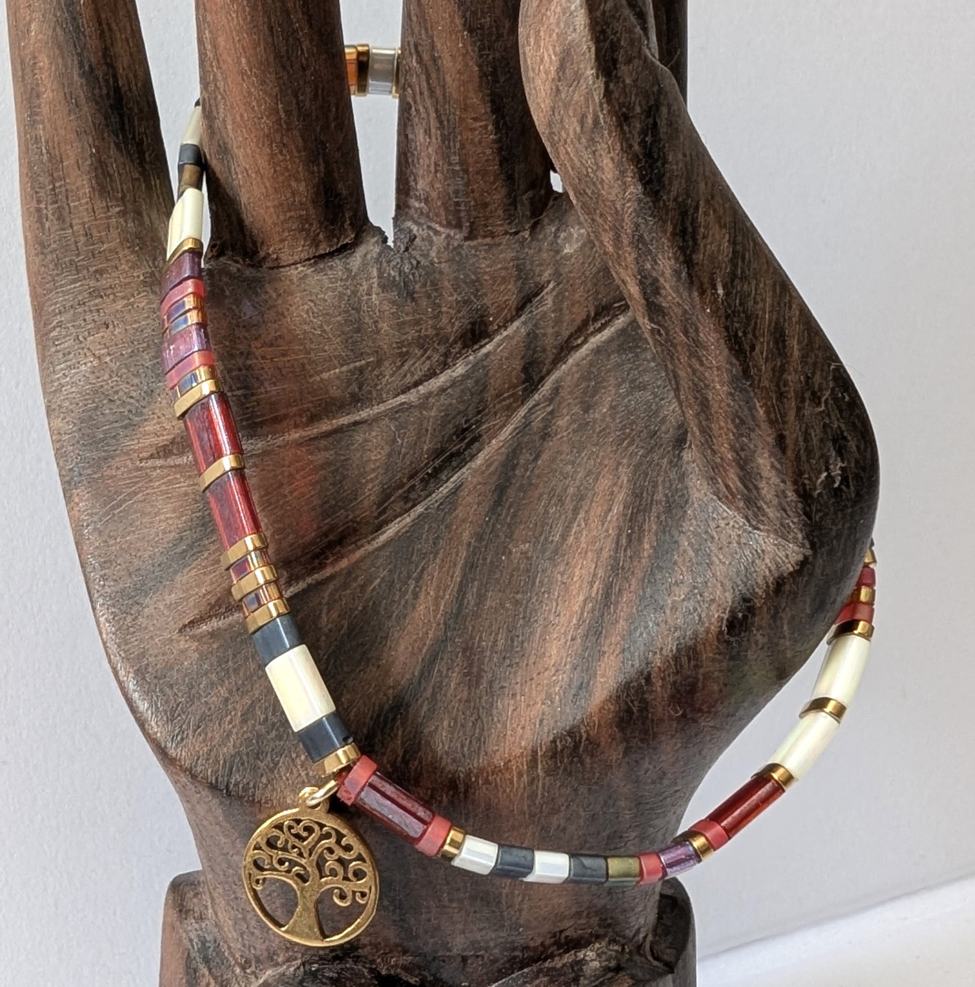 Bracelet Perles du Japon Rouge et Violet. Contraste vibrant et éclatant, parfait pour affirmer son style avec audace.