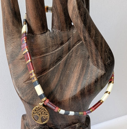 Bracelet Perles du Japon Rouge et Violet. Contraste vibrant et éclatant, parfait pour affirmer son style avec audace.