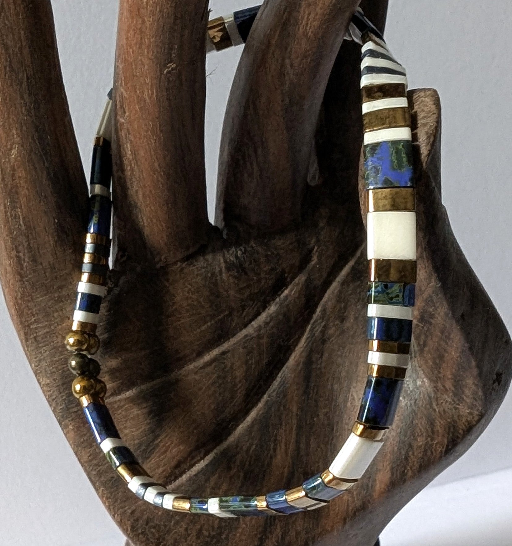 Bracelet Perles du Japon bleu et blanc. Inspiré des nuances aquatiques pour un style élégant et aérien.