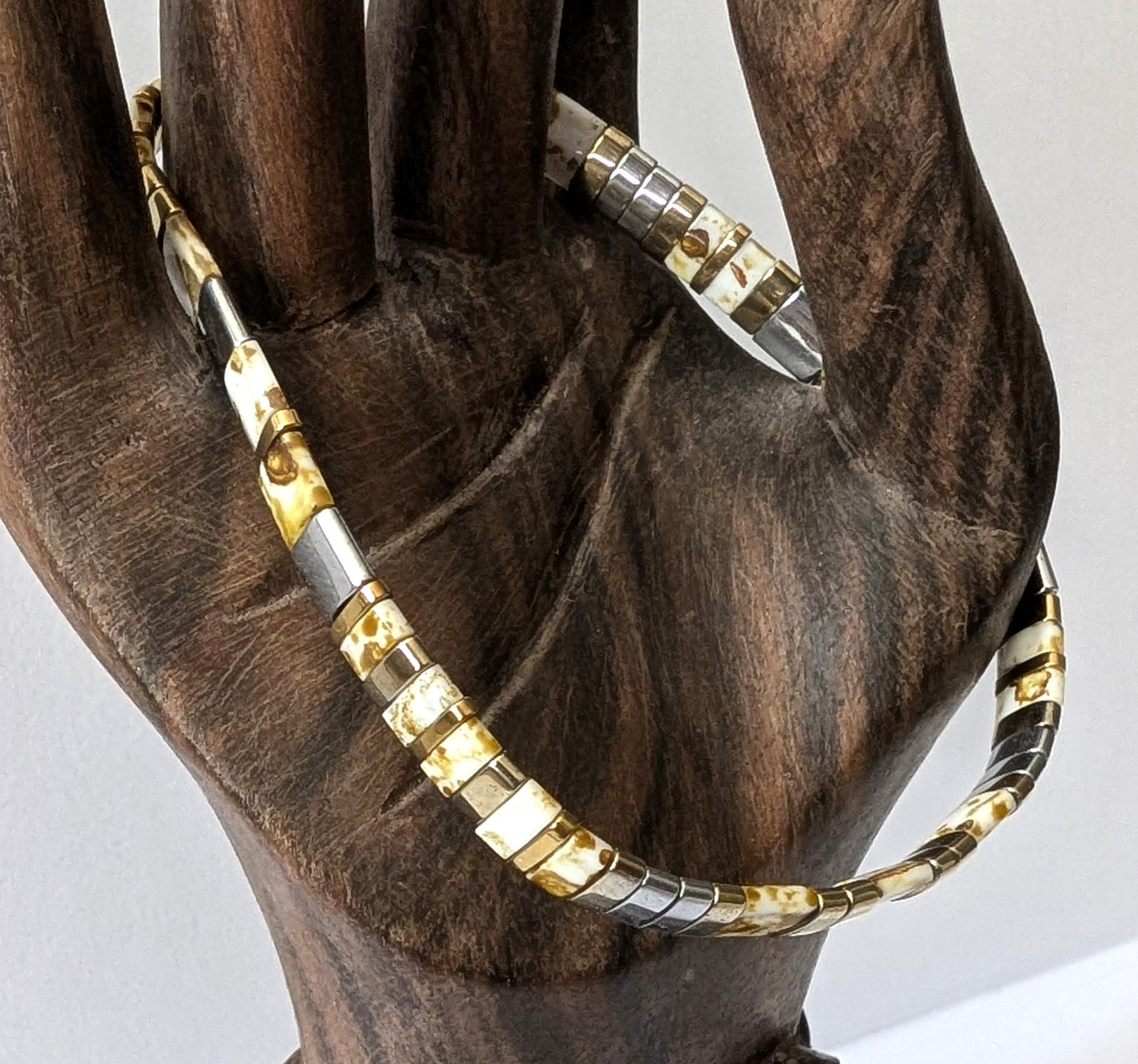  Bracelet Perles du Japon doré, argenté et jaune picasso. Chaleur et authenticité, une palette douce et harmonieuse qui s’adapte à toutes vos envies.