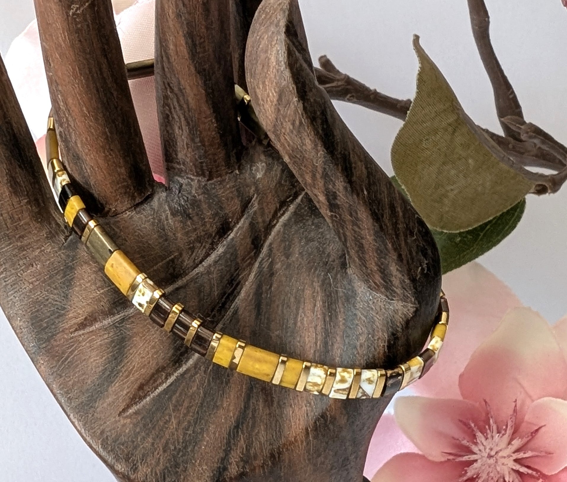 Bracelet Perles du Japon élastique brun et moutarde, une palette douce et harmonieuse qui s’adapte à toutes vos envies.