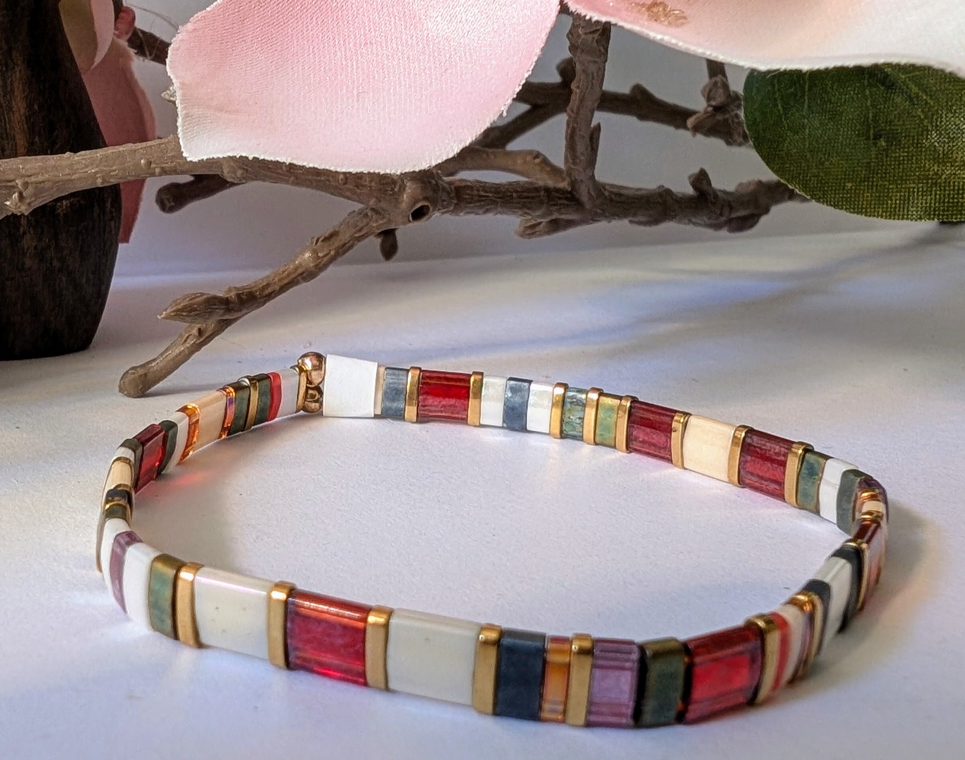 Bracelet Perles du Japon rouge translucide, contraste vibrant et éclatant, parfait pour affirmer son style avec audace.