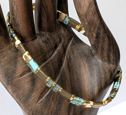 Bracelet perles du Japon tons vert . Un hommage à la nature et à la sérénité.