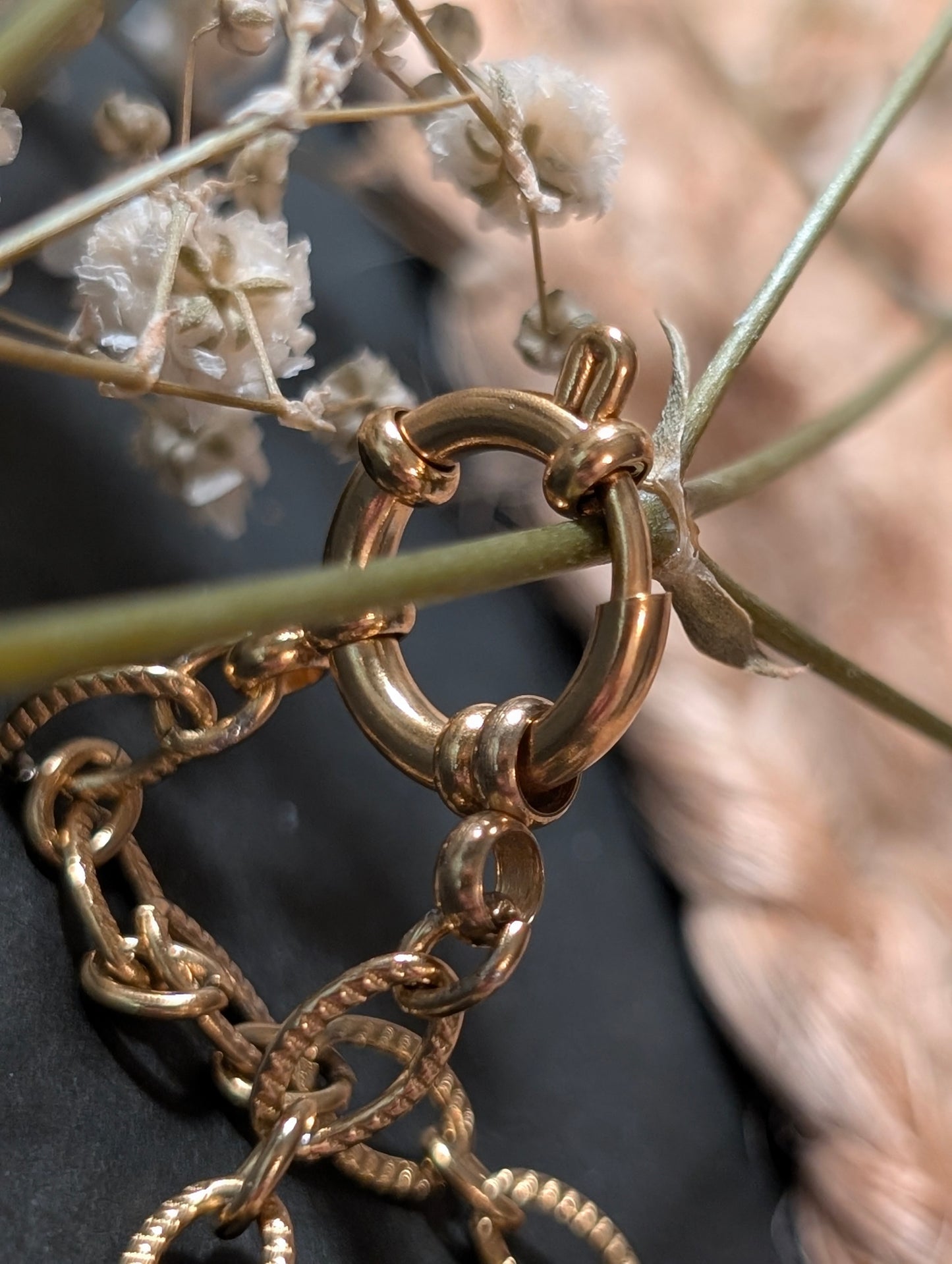 Bracelet doré Pétra avec jaspe dalmatien et grosses mailles ovales, fermoir boue