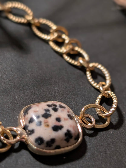 Détail du bracelet Pétra en jaspe dalmatien et mailles dorées