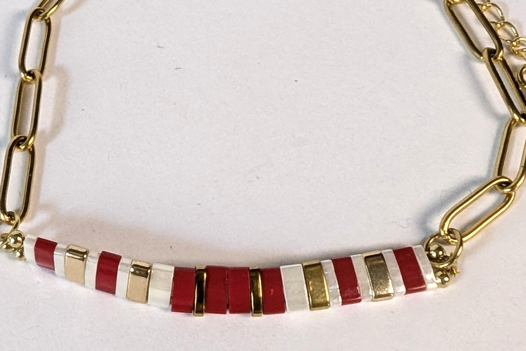 Détail de la chaîne trombone dorée du bracelet Rosso, élégante et moderne.