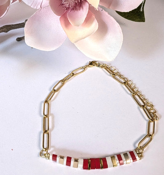 Bracelet Rosso en gros plan, mettant en valeur ses perles Miyuki rouge, blanc et doré.