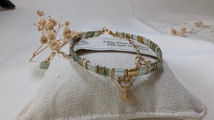 Bracelet Éclats Liés Jade en gros plan, mettant en avant les perles Miyuki Tila et la chaînette trombone en acier inoxydable.