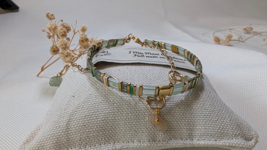Bracelet Éclats Liés Jade en gros plan, mettant en avant les perles Miyuki Tila et la chaînette trombone en acier inoxydable.