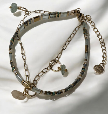 Zoom sur les mini charms en pierres gemmes, révélant leurs nuances naturelles et leur éclat.