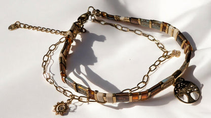 Détail du bracelet porté, avec ses charms en zircons scintillants qui captent la lumière.