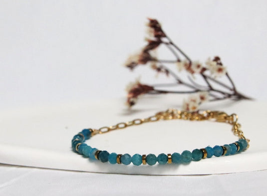 bracelet Nayla en pierres d’apatite bleue et chaîne dorée fine