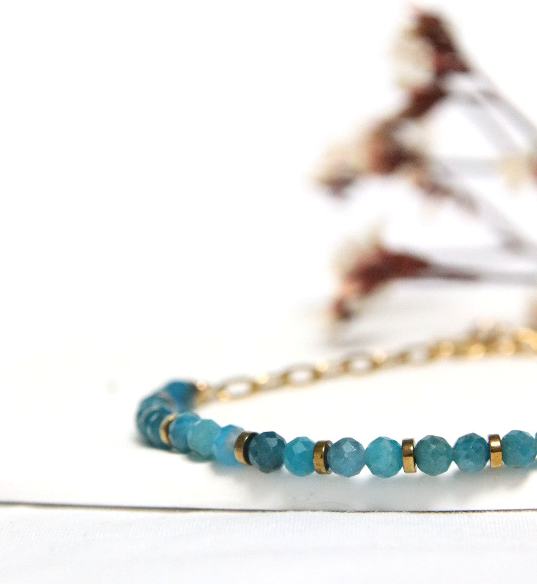 zoom sur bracelet Nayla montrant les perles d’apatite et les détails de la chaîne