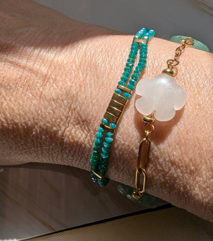 Bracelet Ondine porté au poignet, pour une touche sophistiquée et élégante au quotidien. Porté avec le bracelet Iséa