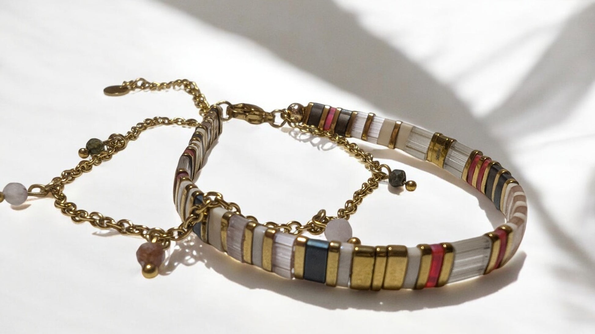 Bracelet Éclats Liés Nude Rosé en gros plan, mettant en valeur les perles Miyuki et la chaînette en acier inoxydable.