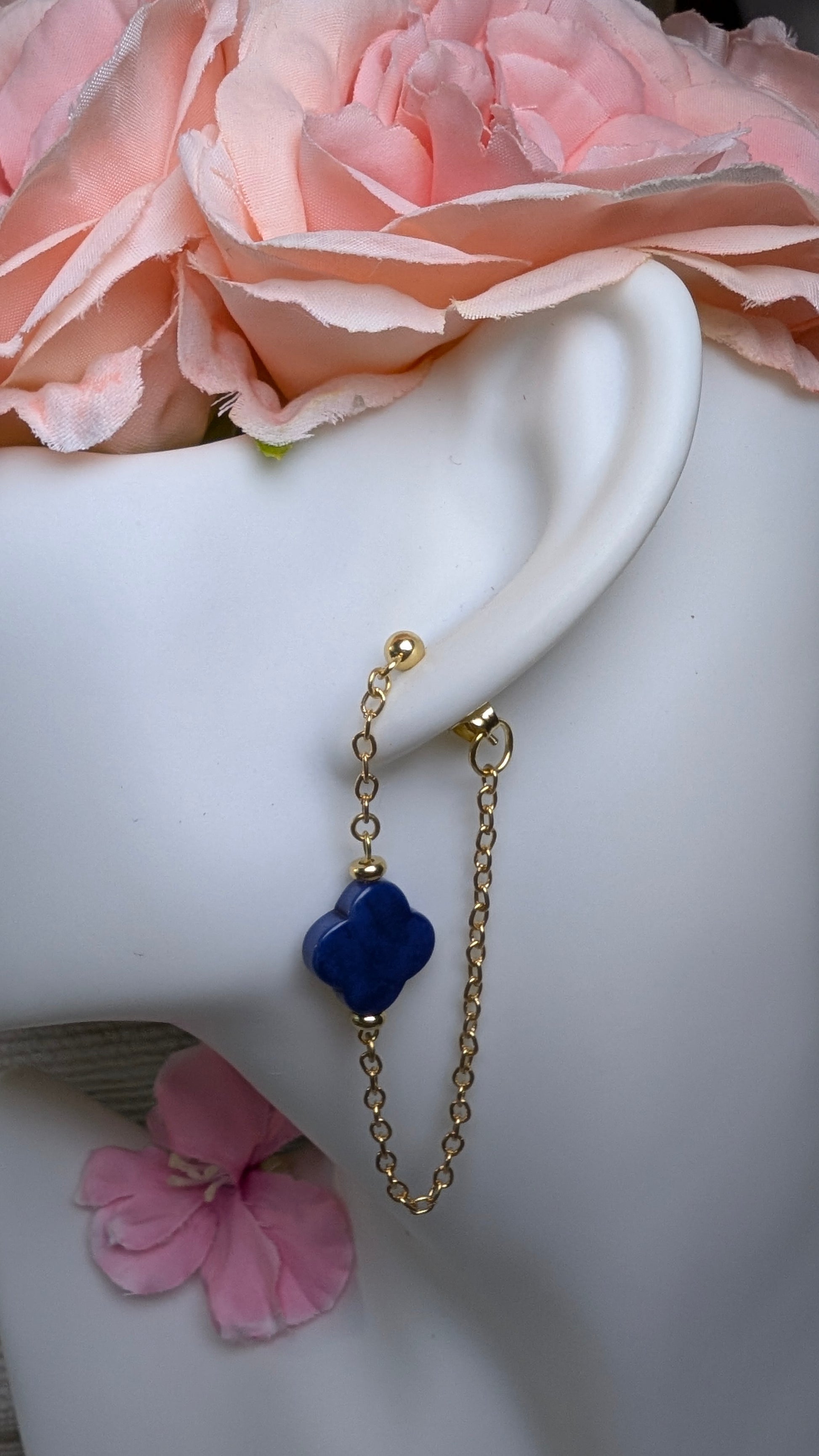 Boucles d’oreilles Cléa en acier inoxydable doré ou argenté, avec perle de Tagua en forme de trèfle et chaîne fine traversante pour un effet aérien. Ici trèfle bleu et chaine dorée.