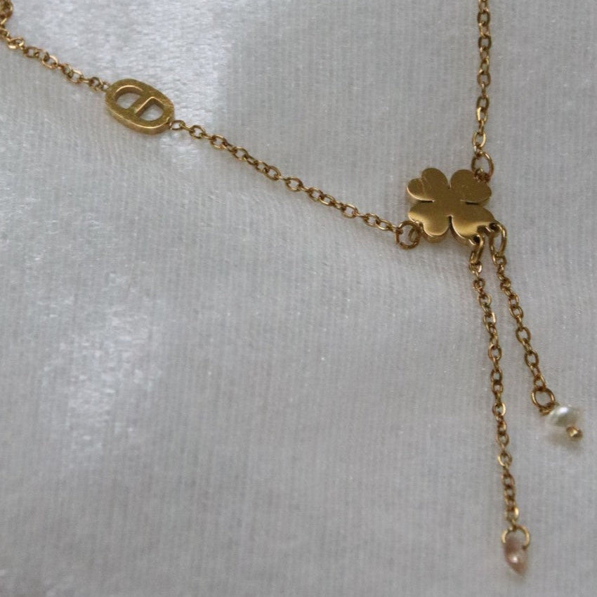 Bracelet de cheville Calista, trèfle central avec éclat de verre rosé, perle d’eau douce et grain de café. Zoom sur les détails
