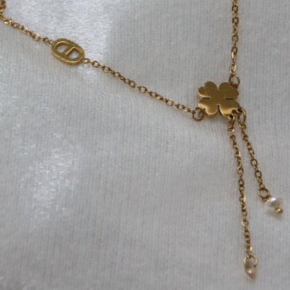 Bracelet de cheville Calista, trèfle central avec éclat de verre rosé, perle d’eau douce et grain de café. Zoom sur les détails